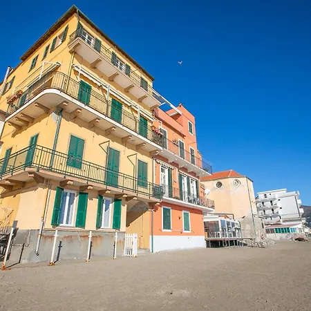 La Casa Sulla Spiaggia - On The Beach- Happy Rentals Alassio Exterior photo